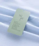 Camisa de manga larga color celeste, con cuello inglés y abotonado delantero. Confeccionada en tricolina con fibra de bambú, presenta un diseño maquinetado con estampado de rayas.