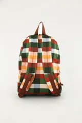 Mochila rectangular con estampado a cuadros multicolor, bolsillo frontal con cierre y tiras ajustables.