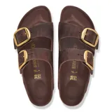 Sandalias Birkenstock modelo Arizona Big Buckle en color habana, de dos tiras con hebillas grandes doradas, plantilla de corcho y suela de EVA.