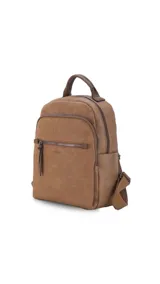 Mochila urbana color beige de símil cuero, con dos bolsillos frontales, bolsillo principal de gran capacidad con dos bolsillos internos con cierre y uno abierto, bolsillos laterales abiertos, asa de mano y correas regulables en galón.