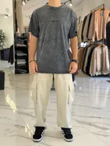 Remera de corte oversize color azul, con efecto gastado y pequeño texto bordado en el pecho.