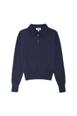 Suéter tejido color azul marino, con cuello estilo polo, escote en V y mangas largas. Confeccionado en un tejido suave y liviano.