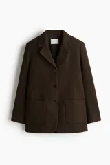 Blazer de botonadura sencilla en tejido afieltrado color marrón oscuro. Presenta solapas de muesca, hombreras, cierre frontal de tres botones y dos bolsillos delanteros de parche. El diseño es forrado y de corte estructurado.