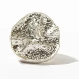 Anillo plateado con forma de muela.