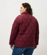 Campera acolchada de color bordó con diseño capitoneado de rombos. Presenta cuello camisero, cierre frontal con broches a presión y dos bolsillos frontales aplicados.
