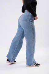 Jeans loose fit de tiro medio, color celeste claro, con corte recto y relajado de inspiración noventera.