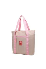 Cartera Las Oreiro color beige con asas de tela rosadas estampadas con texto. Tiene un bolsillo frontal con cierre rosado y un parche cuadrado rojo con el logo de la marca.