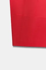 Top de punto liso color rojo, con cuello barco y mangas cortas de diseño amplio.