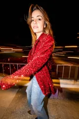 Blazer negro con lentejuelas, de corte recto y mangas largas.