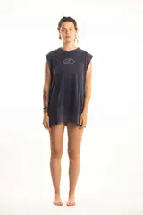 Musculosa de corte holgado, color azul oscuro con efecto lavado (acid wash), con cuello redondo y sisas amplias.