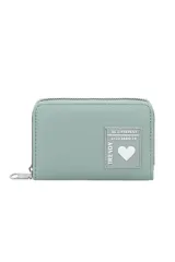 Billetera pequeña con cierre perimetral, color verde menta, con textura de cuero granulado. Presenta un parche rectangular gris en el frente con texto y un corazón blanco.