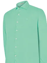 Camisa de manga larga color verde agua, con cuello italiano y logo bordado en el pecho. Confeccionada con tecnología Fresh Technology, que ofrece flexibilidad, frescura y ligereza.