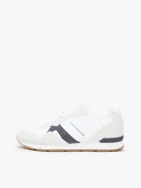 Championes de diseño runner de Tommy Hilfiger, confeccionados en una combinación de textil y cuero en color blanco, con detalles en gris claro, azul marino y suela de goma color caramelo.
