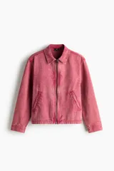 Campera de algodón color rosa con efecto acid wash, cierre frontal, cuello camisero, bolsillos delanteros ribeteados y puños con botón.