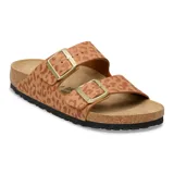 Sandalias Birkenstock modelo Arizona con diseño de dos correas ajustables con hebillas metálicas doradas. Presentan un estampado animal print de leopardo en tonos marrones sobre base de corcho y suela de goma negra.