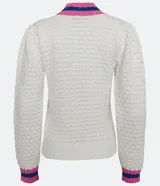 Suéter de punto blanco con cuello alto y puños acanalados con rayas horizontales rosas y azules.