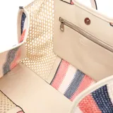 Bolso tote de fibra de papel color hueso con detalles en símil cuero. Tiene asas fijas, cierre con broche magnético y bolsillo interno con cierre.