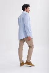 Pantalón de vestir color beige, de corte slim fit.