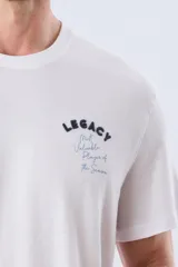 Remera de manga corta y cuello redondo color azul melange, con estampa y letras bordadas en el pecho.
