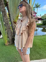 Camisa verde brillante de muselina con volados en el frente y tachas plateadas.