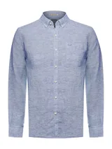Camisa de manga larga de lino orgánico color azul, con cuello abotonado, bolsillo en el pecho con logo bordado y cierre frontal con botones.