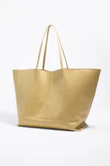Bolso shopper maxi color beige, con doble asa fina para hombro y diseño amplio.