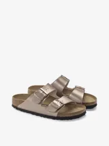 Sandalias Birkenstock Arizona color cobre con doble tira ajustable con hebillas metálicas.