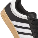 Championes Adidas Hoops 4.0 de corte bajo, con exterior de cuero sintético negro, puntera de gamuza y las icónicas tres tiras laterales en blanco. Presenta una suela tipo cupsole de goma en color caramelo y detalles en blanco en el talón.