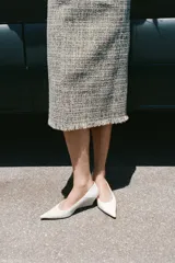 Vestido midi ZARA Woman Collection de tweed gris con sutiles hilos de colores, escote redondo, manga sisa y bajo desflecado con abertura en la espalda. Cuenta con cierre de cremallera oculta.