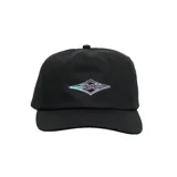 Gorro tipo cap Billabong Crayonwave de color negro con visera curva y diseño bordado en el frente en tonos celestes y violetas.