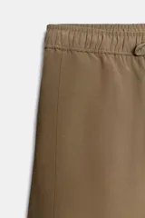 Pantalón pijamero color bordó, de tiro medio, con cintura elástica ajustable con cordones. Incluye bolsillos laterales ocultos en costura y bolsillos de plastrón en la espalda.