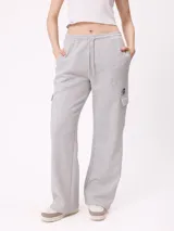 Pantalon de jogging de corte recto color gris melange, con cintura elastizada con cordón de ajuste y bolsillos laterales tipo cargo con solapa.