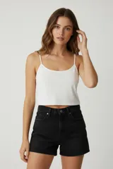 Top de breteles finos, confeccionado en viscosa con elastano, de corte cropped y cuello redondo.