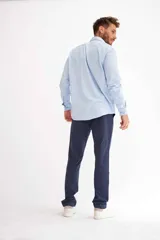 Pantalón de vestir azul marino, de corte recto, con bolsillos laterales y traseros.