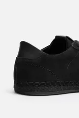 Zapatilla de cordones tipo alpargata color caqui, con capellada de piel serraje y suela de yute.