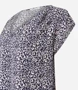 Blusa de crepé estampada en blanco y negro, con escote en V, mangas cortas y detalle de botones en los hombros.