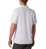 Chomba Columbia Utilizer Omni-Wick color blanco, de manga corta, con cuello mao y cierre frontal de botones. Cuenta con tecnología de absorción de humedad y protección solar.