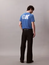 Remera de algodón color azul con cuello redondo, manga corta y corte regular. Presenta el monograma gráfico de Calvin Klein estampado en blanco en el lado izquierdo del pecho.