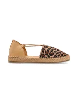 Alpargata urbana de yute con diseño animal print de leopardo en la parte delantera y talón en cuero color tostado. Cuenta con tiras elásticas de ajuste sobre el empeine.
