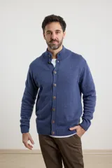 Cardigan de tejido de punto color azul piedra melange, con cuello mao y cierre frontal de botones.