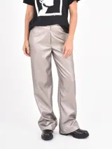 Pantalón de corte recto y tiro medio, confeccionado en cuero sintético con acabado metalizado en tono plateado. Presenta cierre frontal con botón y bolsillos laterales.