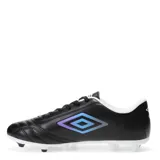 Championes de fútbol Umbro modelo Classico II HG, color negro con detalles en blanco. Presentan un diseño clásico con costuras reforzadas en la puntera para mayor control y durabilidad, cierre con cordones y suela con tapones diseñados para superficies firmes.