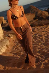 Falda larga de jean color bordó gastado, con corte central y diseño de cinco bolsillos.