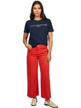 Remera azul marino de algodón con cuello redondo y logo de Tommy Hilfiger estampado en el pecho.