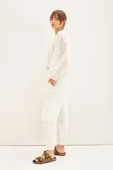 Pantalon tipo cargo color negro, de corte holgado, con bolsillos laterales y en las piernas. Posee cierre y botones en el frente, cintura elástica y puños elásticos en el ruedo.