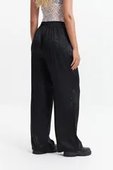 Pantalón de jogging plateado de corte wide leg y cintura elastizada con lazo ajustable.