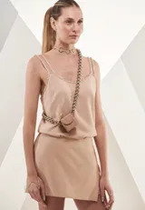 Musculosa color piel con breteles finos con apliques brillantes. Incluye collar de eslabones plateados y riñonera con cadena de eslabones plateados.