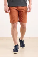 Bermuda de gabardina color marrón, con corte recto, bolsillos laterales y cierre frontal con botón.