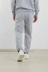 Pantalón jogging de corte deportivo con cintura elástica y cordón ajustable. Presenta puños elastizados en el ruedo y bolsillos laterales.