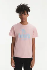 Remera de algodón color rosa con estampado celeste de palmeras y logo de Levi's.